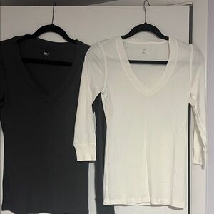 GAP Women's Long Sleeve V-Neck Tops - Black and white